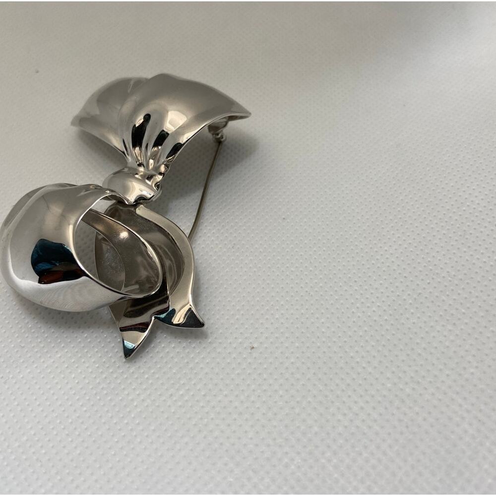 Vintage Monet Large Bow Silver Plated Brooch - Picture 2 of 5